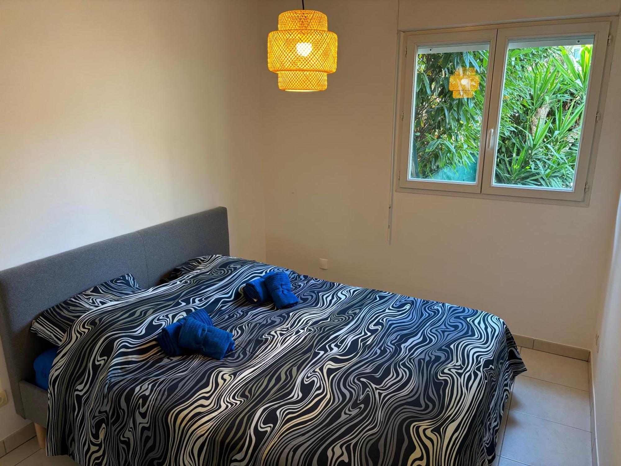 Beachside Apartment With Pool & Garden In Juan Les Pins Antibes Bagian luar foto
