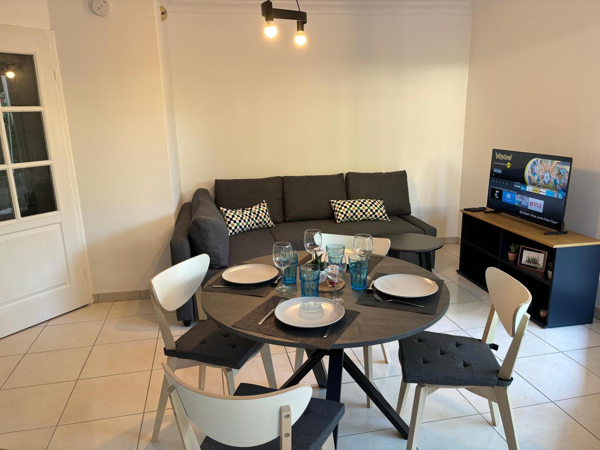 Beachside Apartment With Pool & Garden In Juan Les Pins Antibes Bagian luar foto