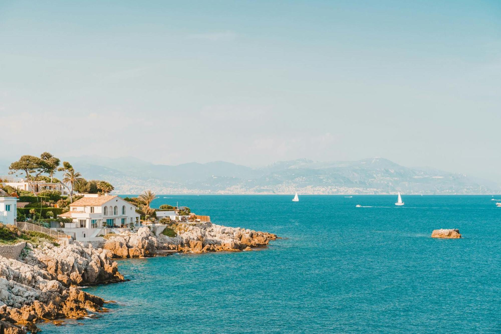 Beachside Apartment With Pool & Garden In Juan Les Pins Antibes Bagian luar foto
