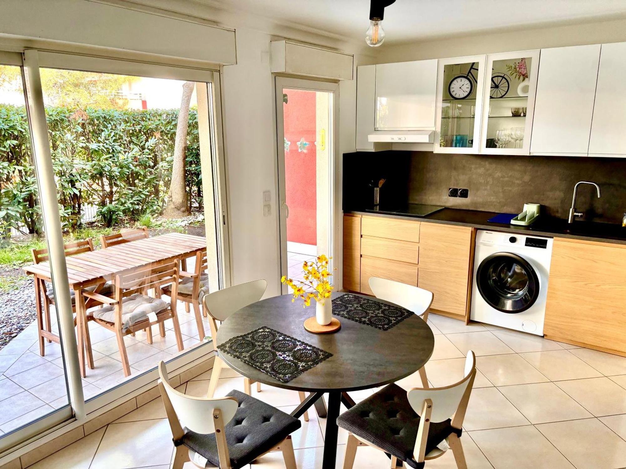 Beachside Apartment With Pool & Garden In Juan Les Pins Antibes Bagian luar foto
